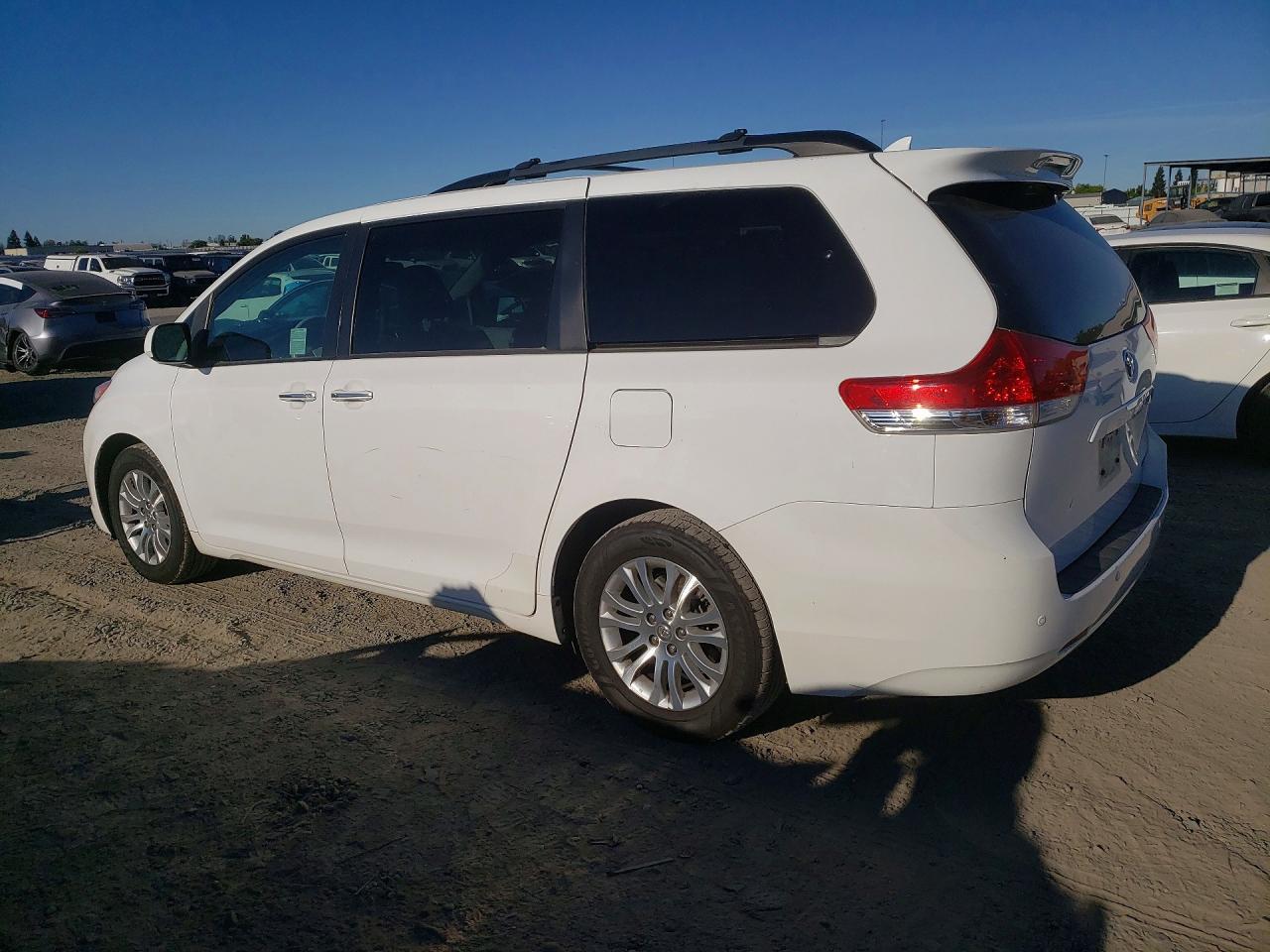 2014 Toyota Sienna Xle 8-Passenger - Фото 2