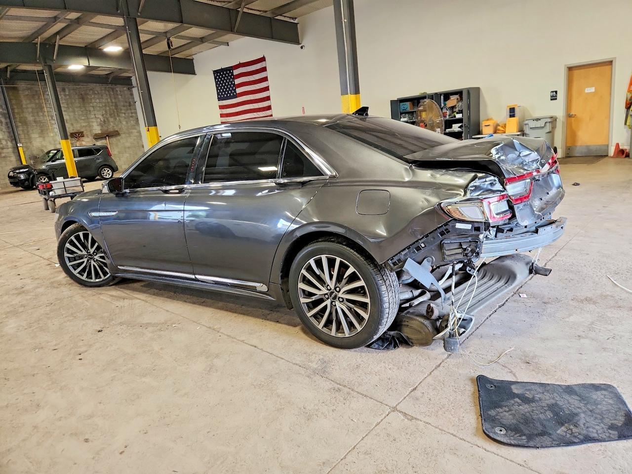 2019 Lincoln Continental Select - Фото 2
