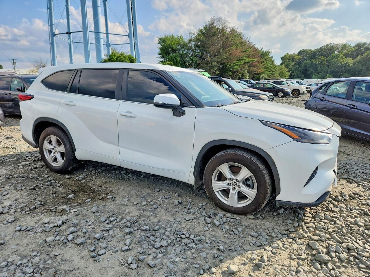 2023 Toyota Highlander Le - Image 4