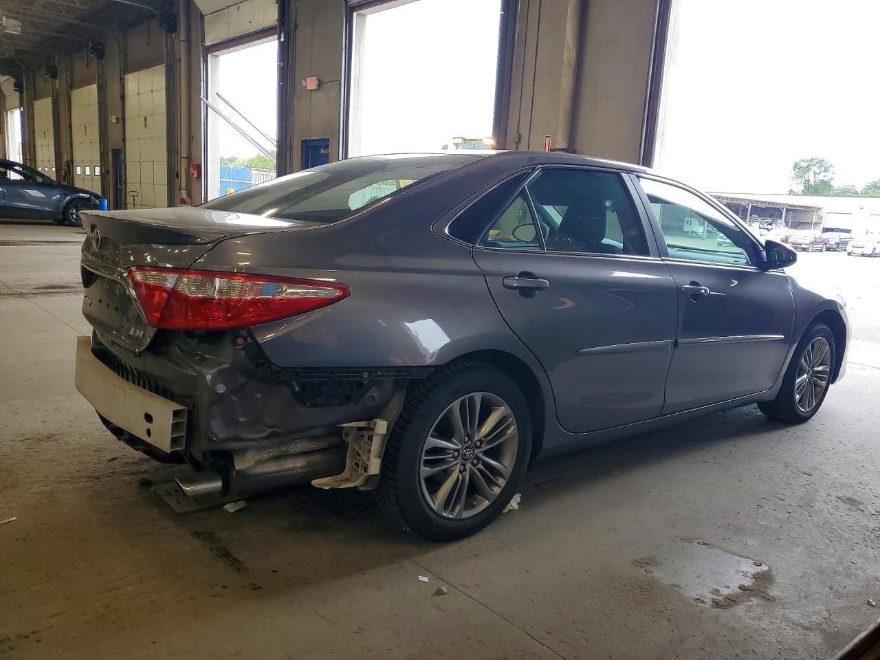 2017 Toyota Camry Se - Фото 3