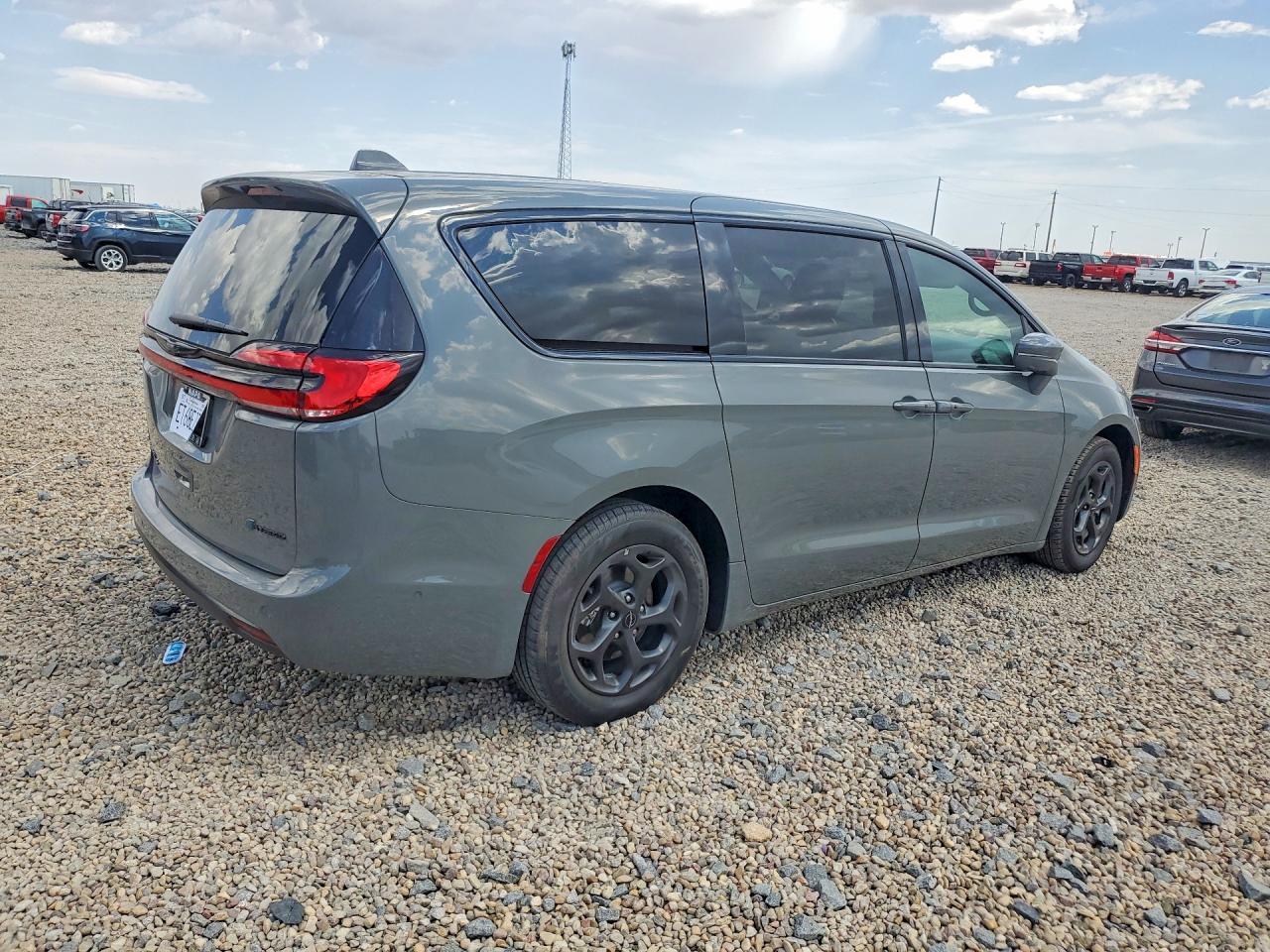2022 Chrysler Pacifica Hybrid Limited - Image 3