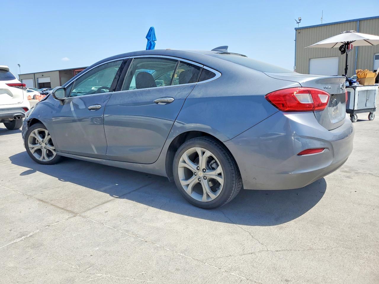 2018 Chevrolet Cruze Premier - Image 2