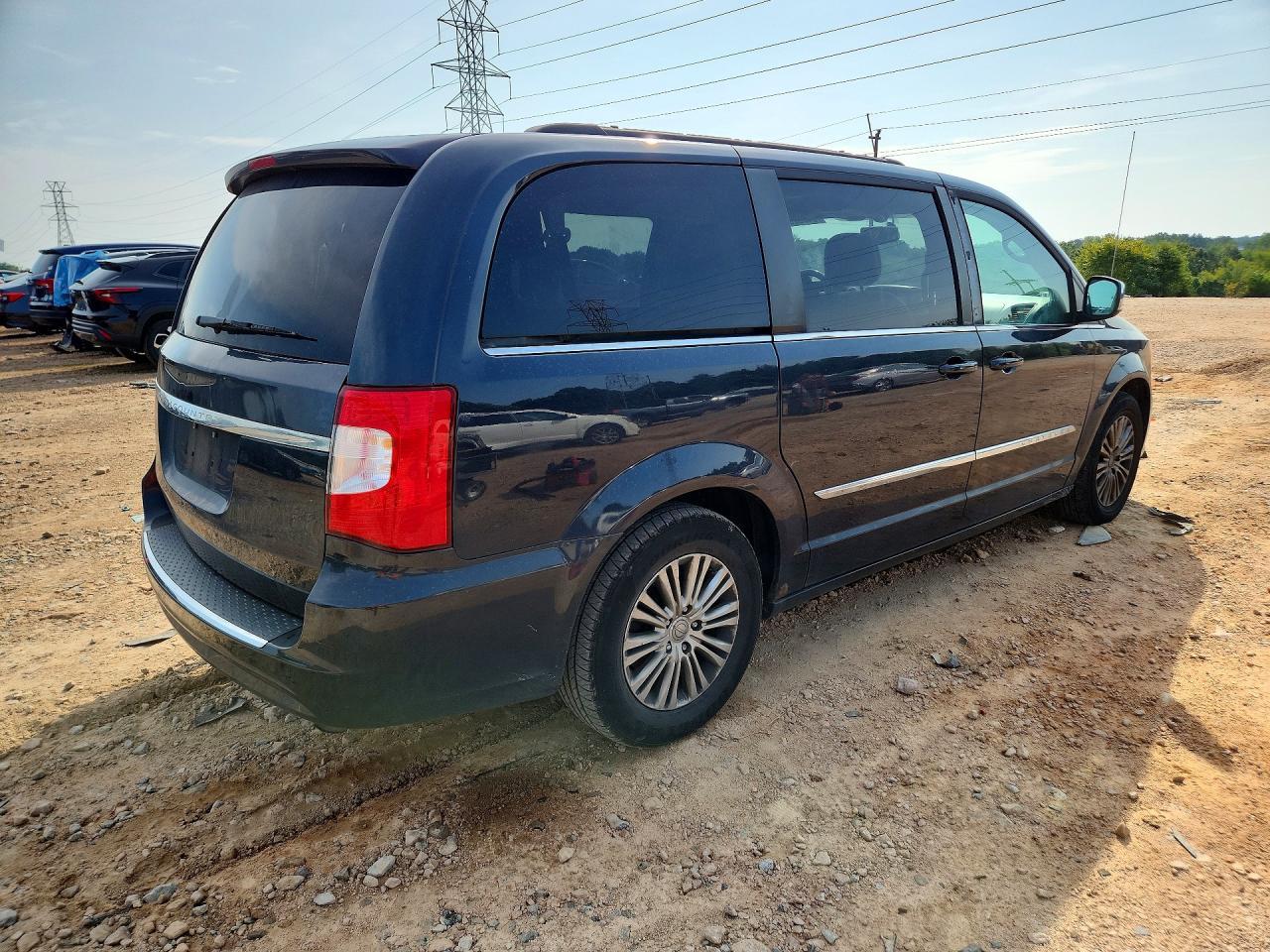 2013 Chrysler Town & Country Touring L - Фото 3
