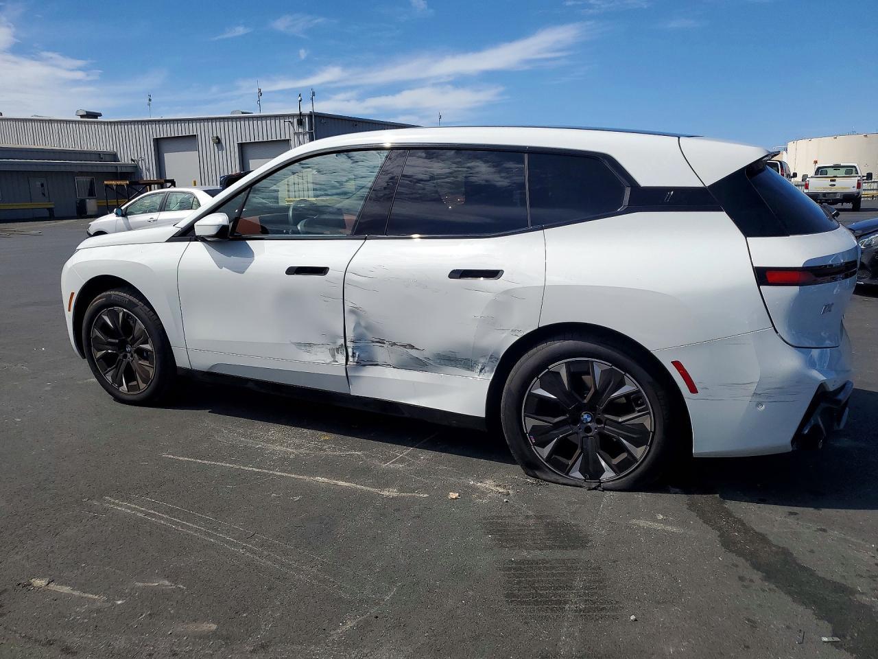 2026 BMW Ix xDrive60 - Фото 2