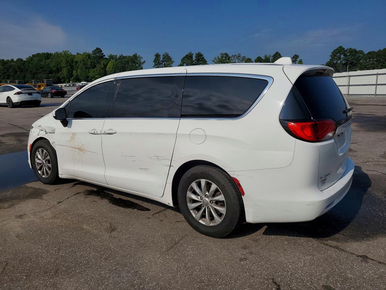 2017 Chrysler Pacifica Touring - Image 2