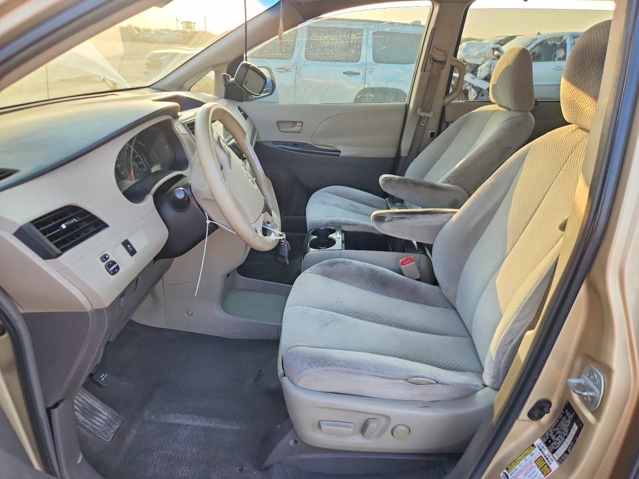 2011 Toyota Sienna Le - Фото 7