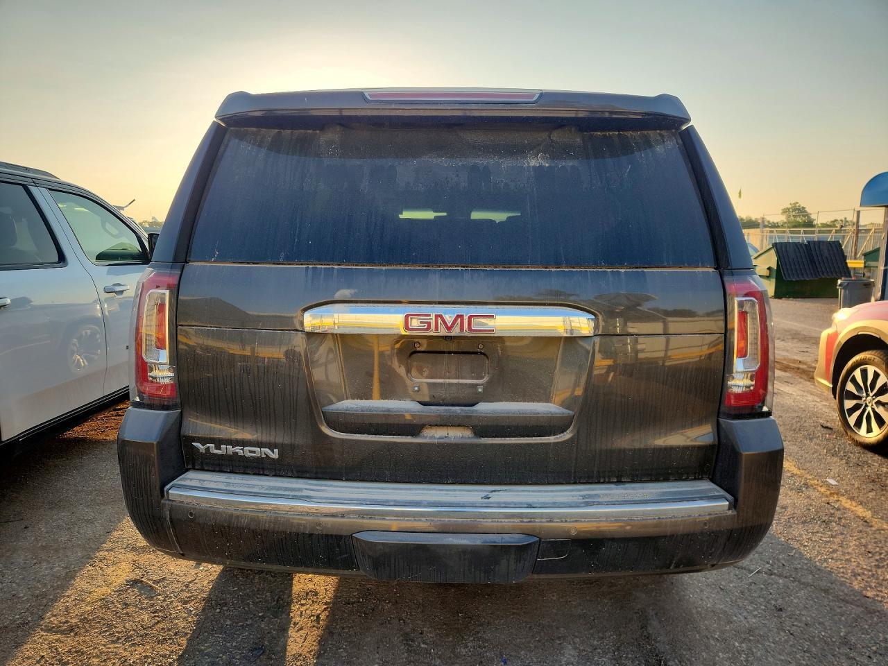 2019 GMC Yukon Denali - Фото 6