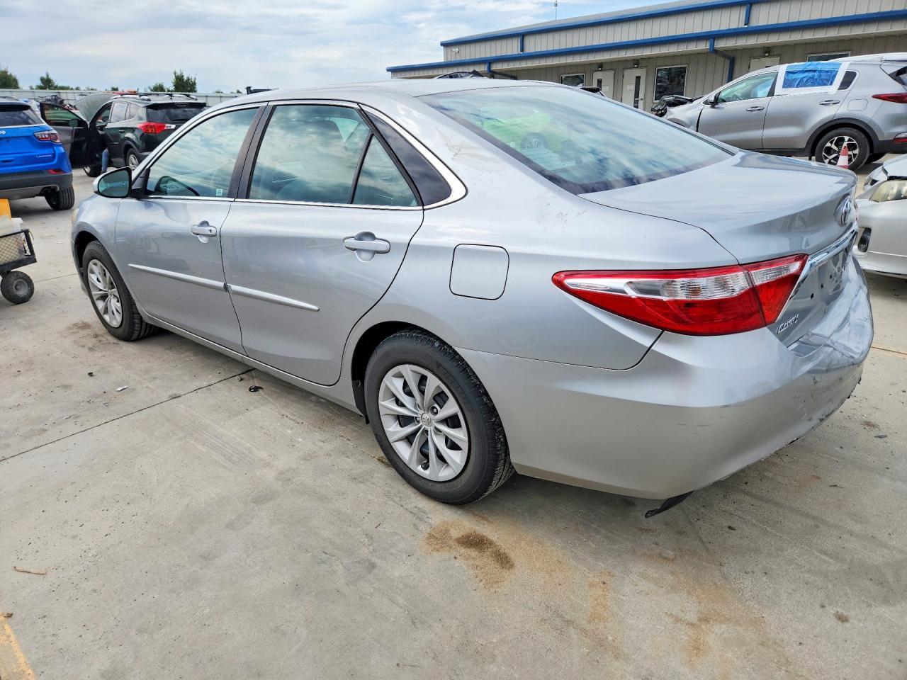 2016 Toyota Camry Le - Фото 2