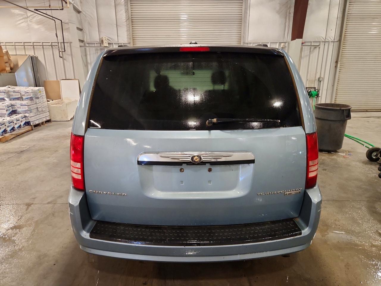 2010 Chrysler Town & Country Touring - Фото 6