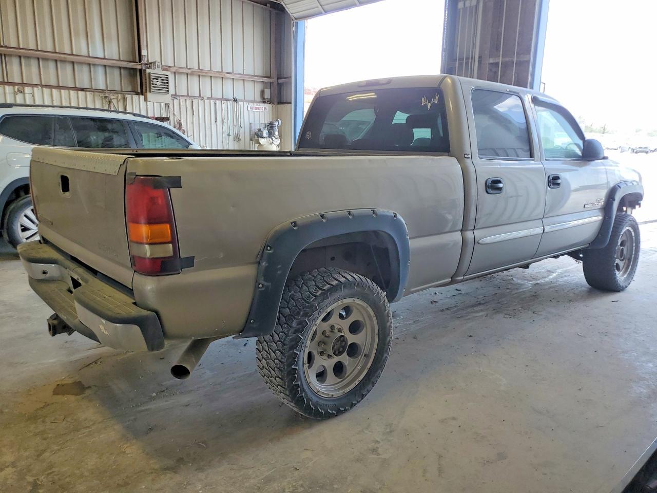 2003 GMC Sierra C2500 Heavy Duty - Image 3