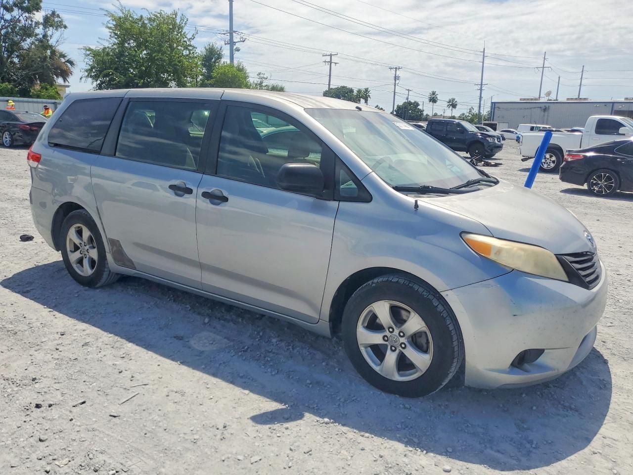 2011 Toyota Sienna Base 7-Passenger - Фото 4
