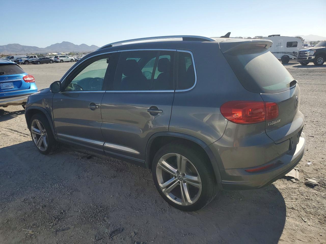 2016 Volkswagen Tiguan S - Фото 2