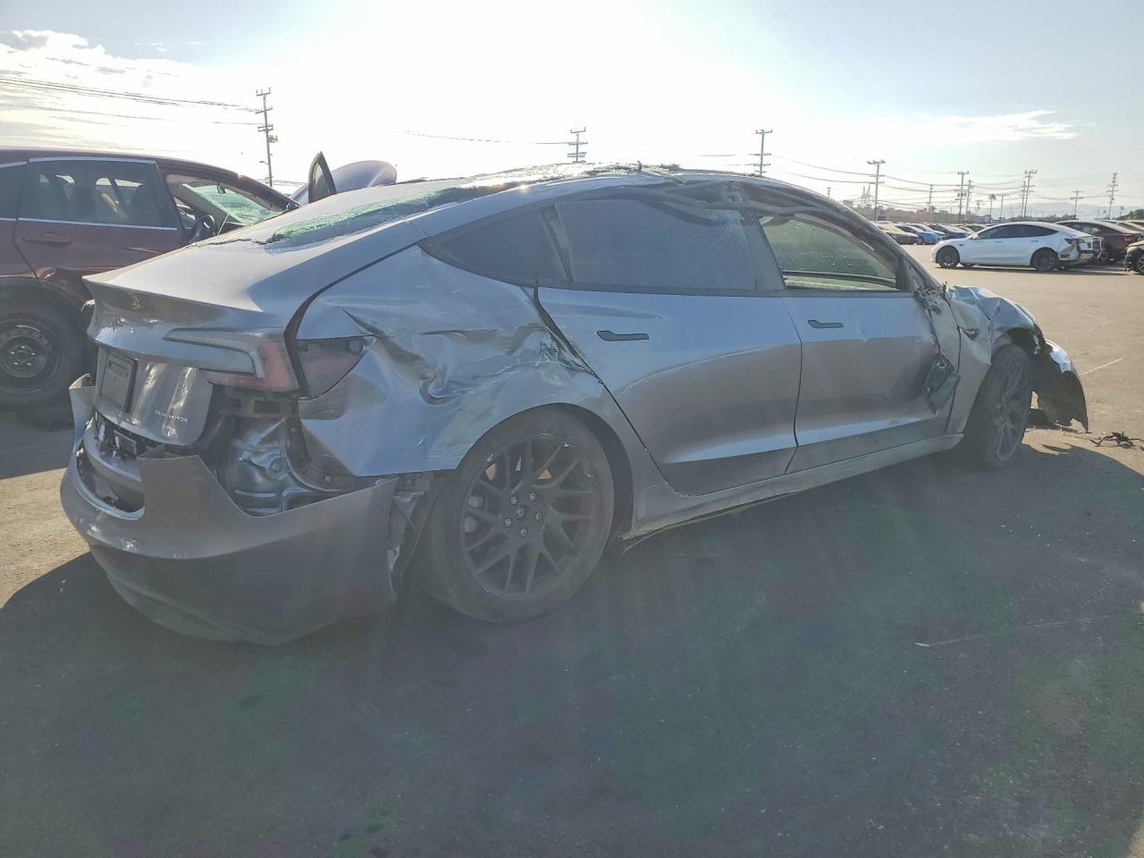2025 Tesla Model 3 - Фото 3