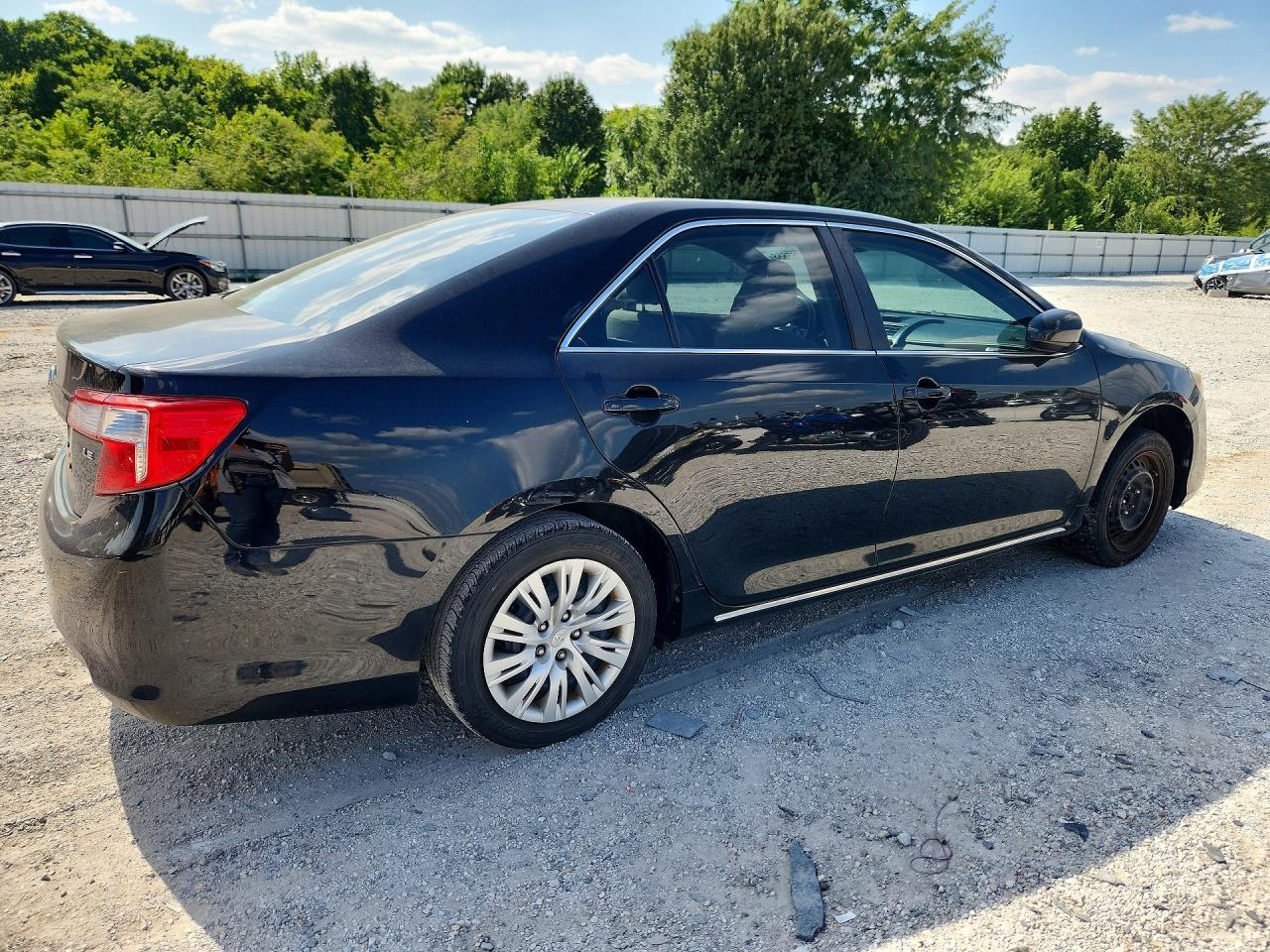 2014 Toyota Camry Le - Image 3