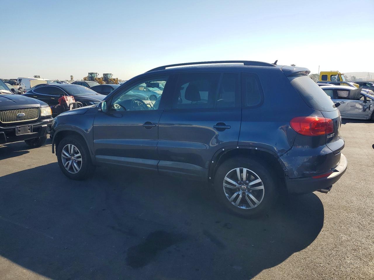 2016 Volkswagen Tiguan S - Фото 2
