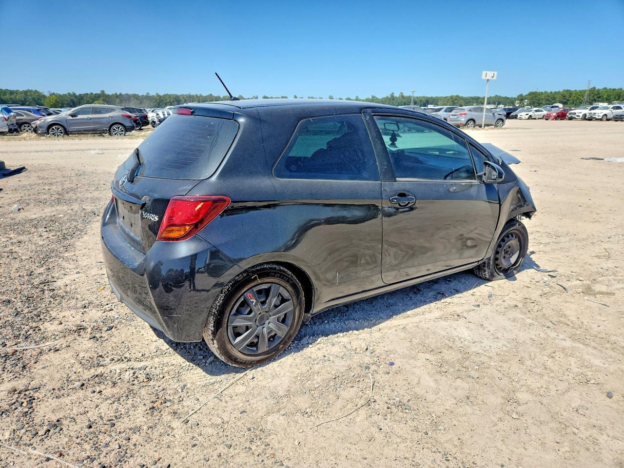 2015 Toyota Yaris 3-Door L - Фото 3