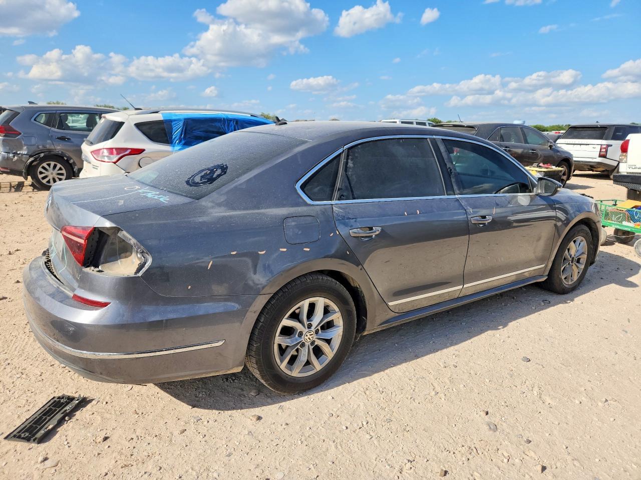 2017 Volkswagen Passat S - Фото 3