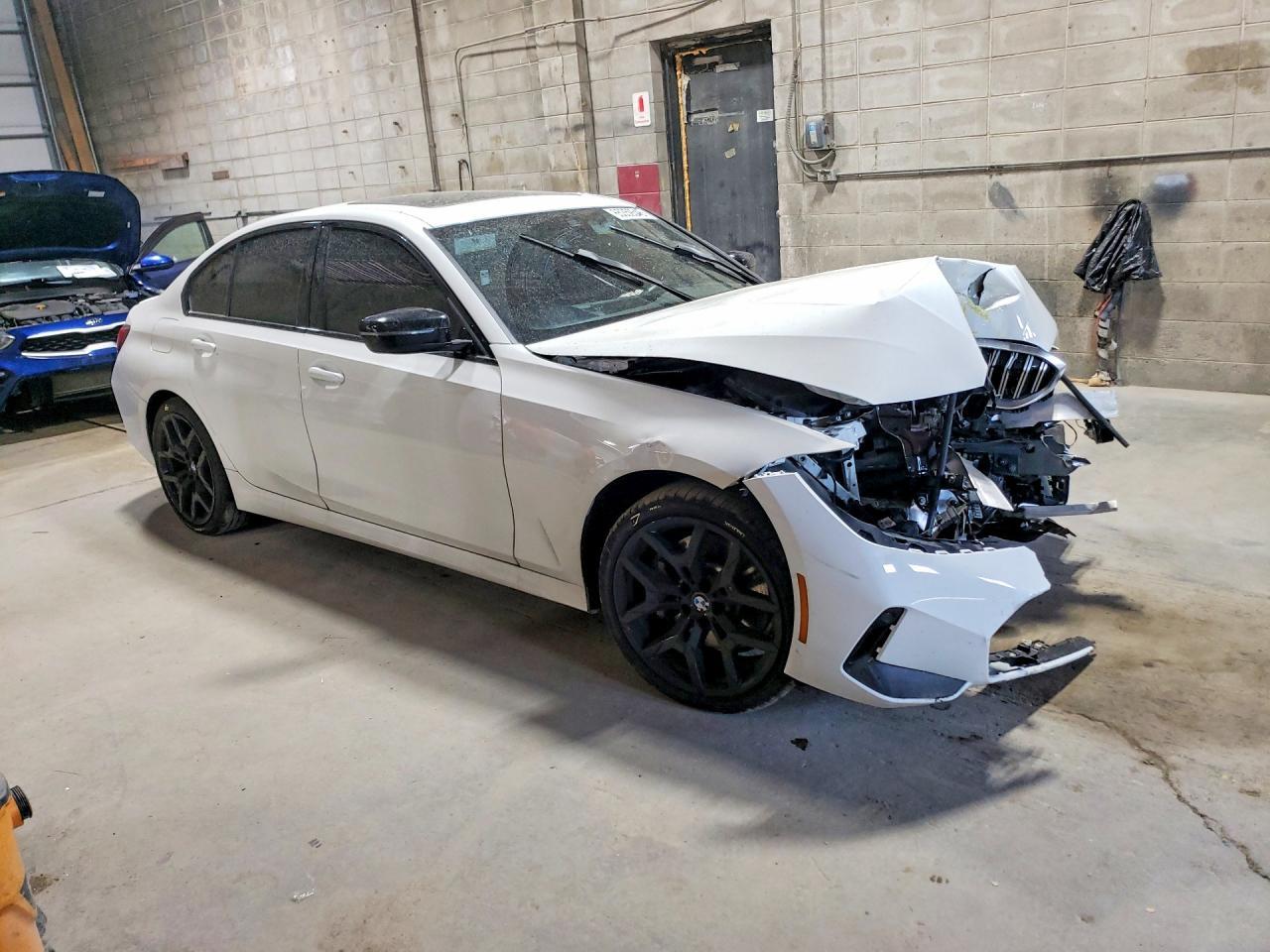 2025 BMW 330Xi - Фото 4