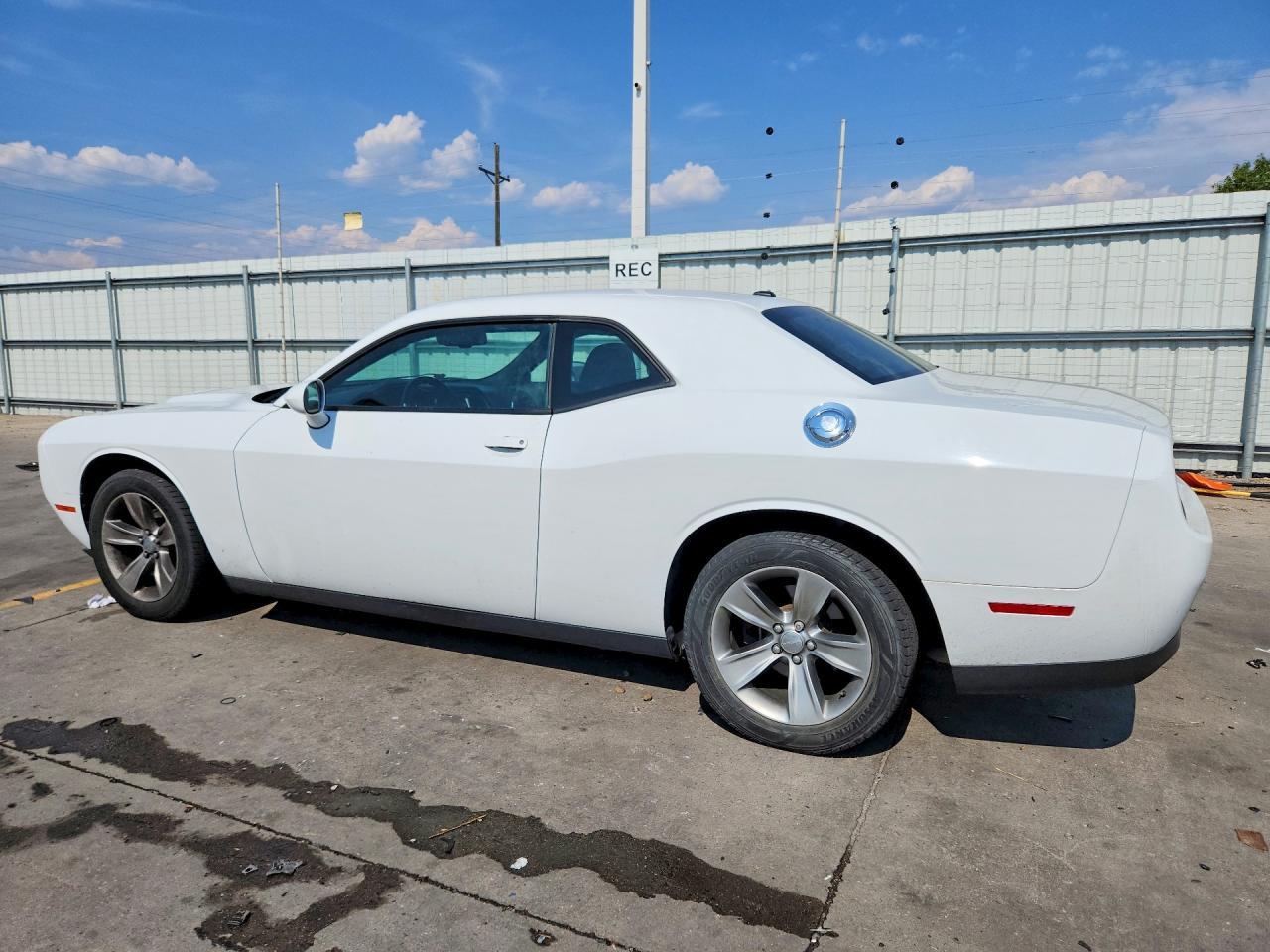 2017 Dodge Challenger Sxt - Image 2