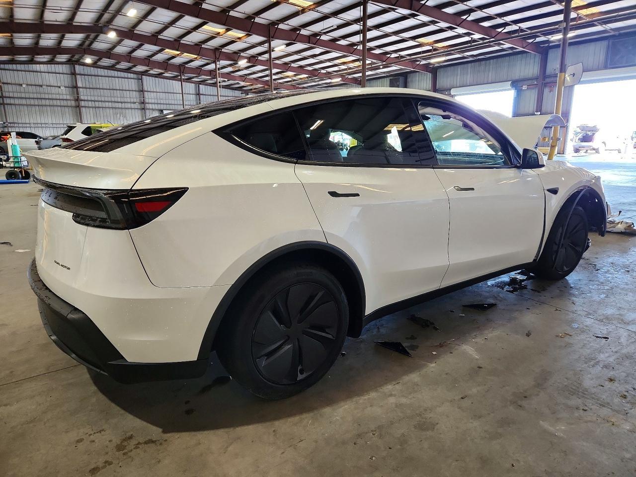 2026 Tesla Model Y - Фото 3