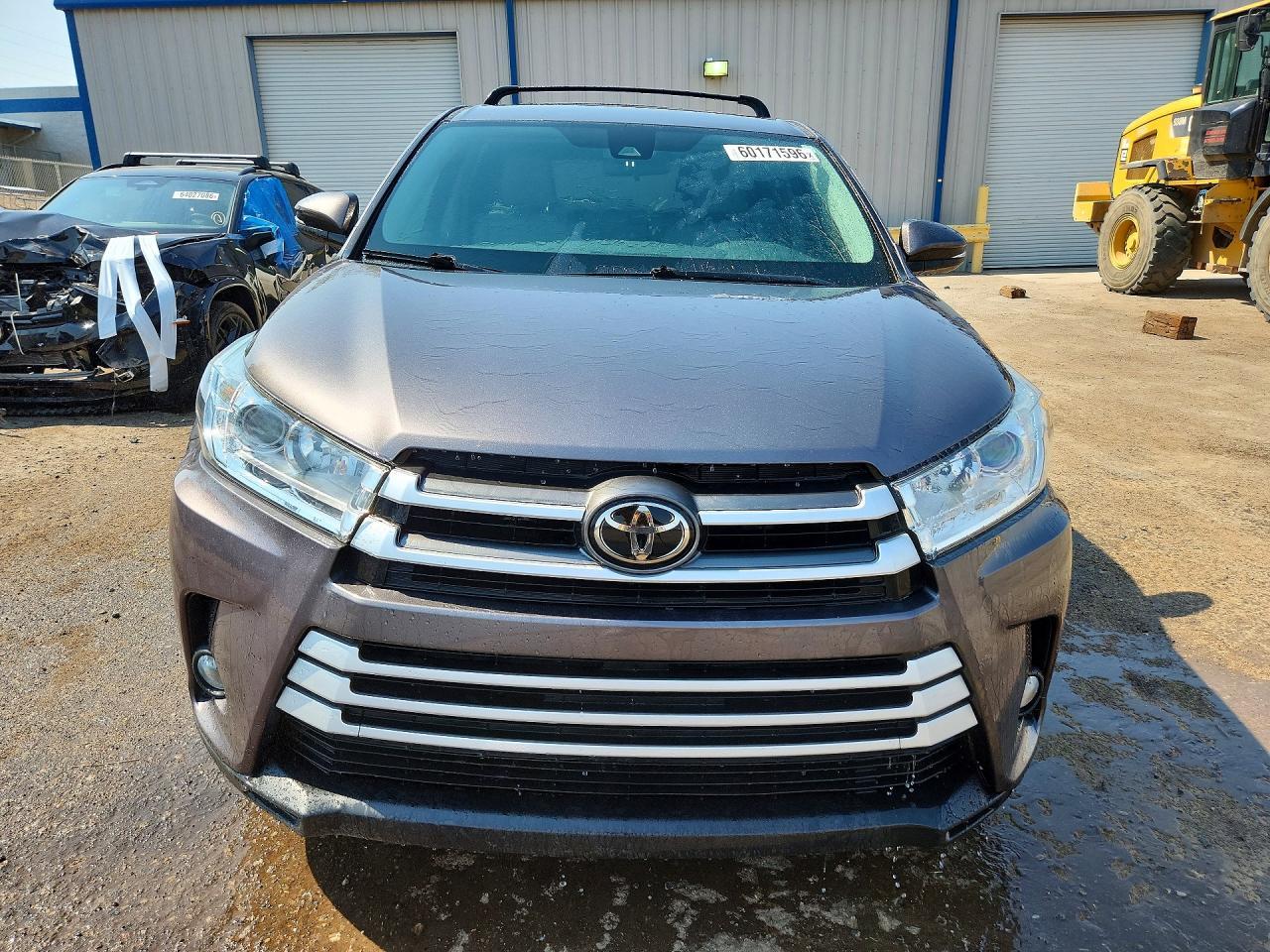 2017 Toyota Highlander Le Plus - Image 5