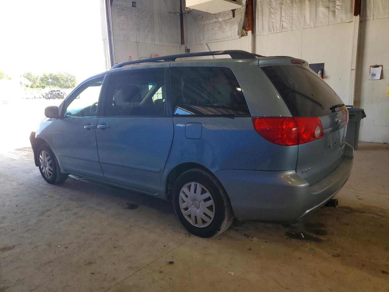 2009 Toyota Sienna Le 7-Passenger - Фото 2