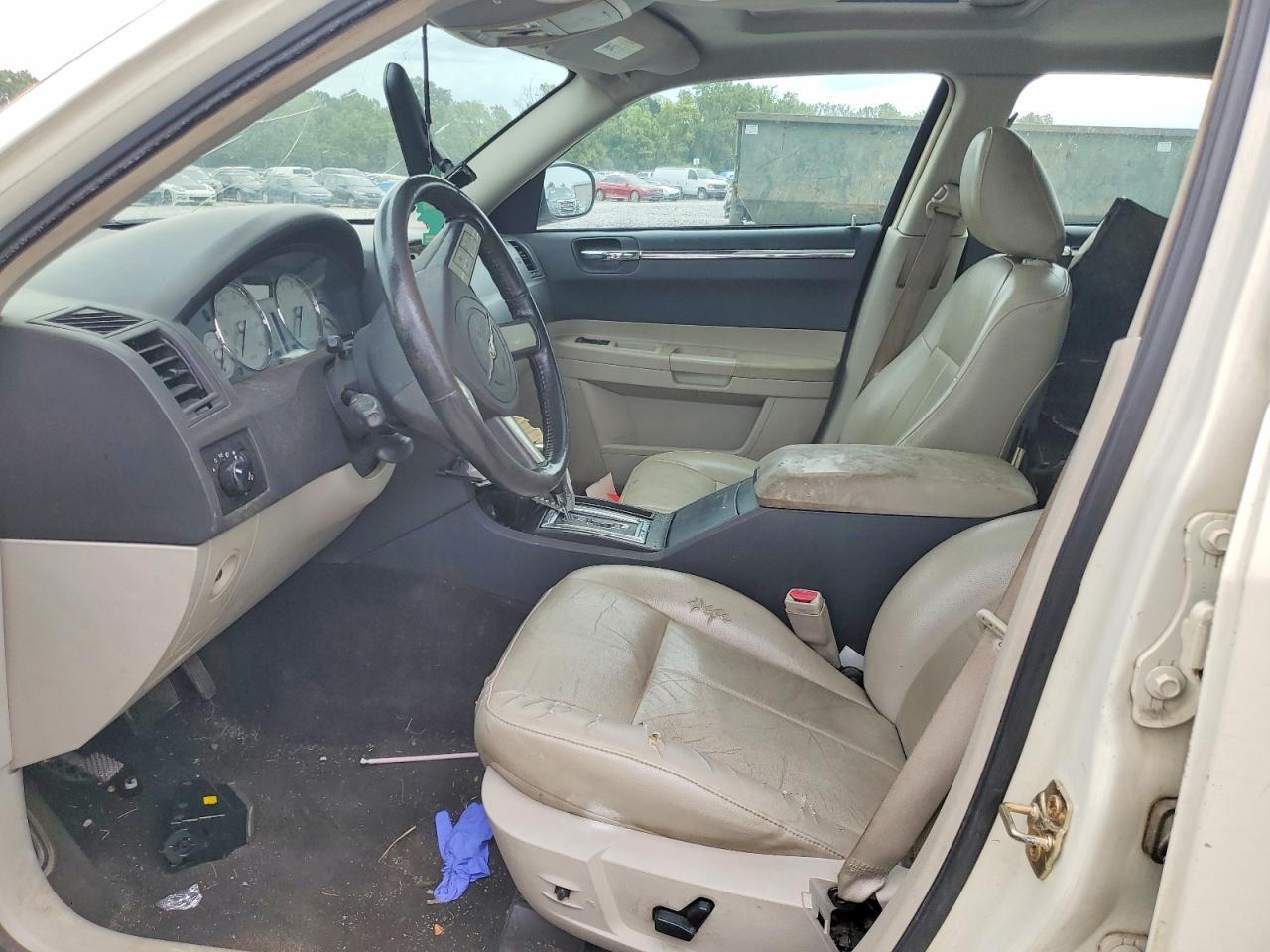 2005 Chrysler 300 Touring - Image 7
