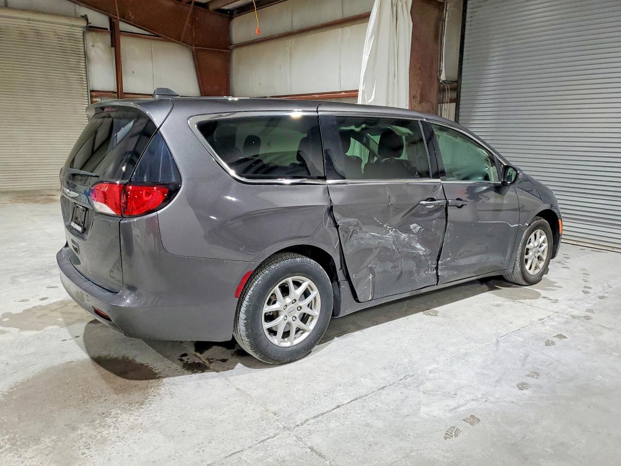2023 Chrysler Voyager Lx - Image 3