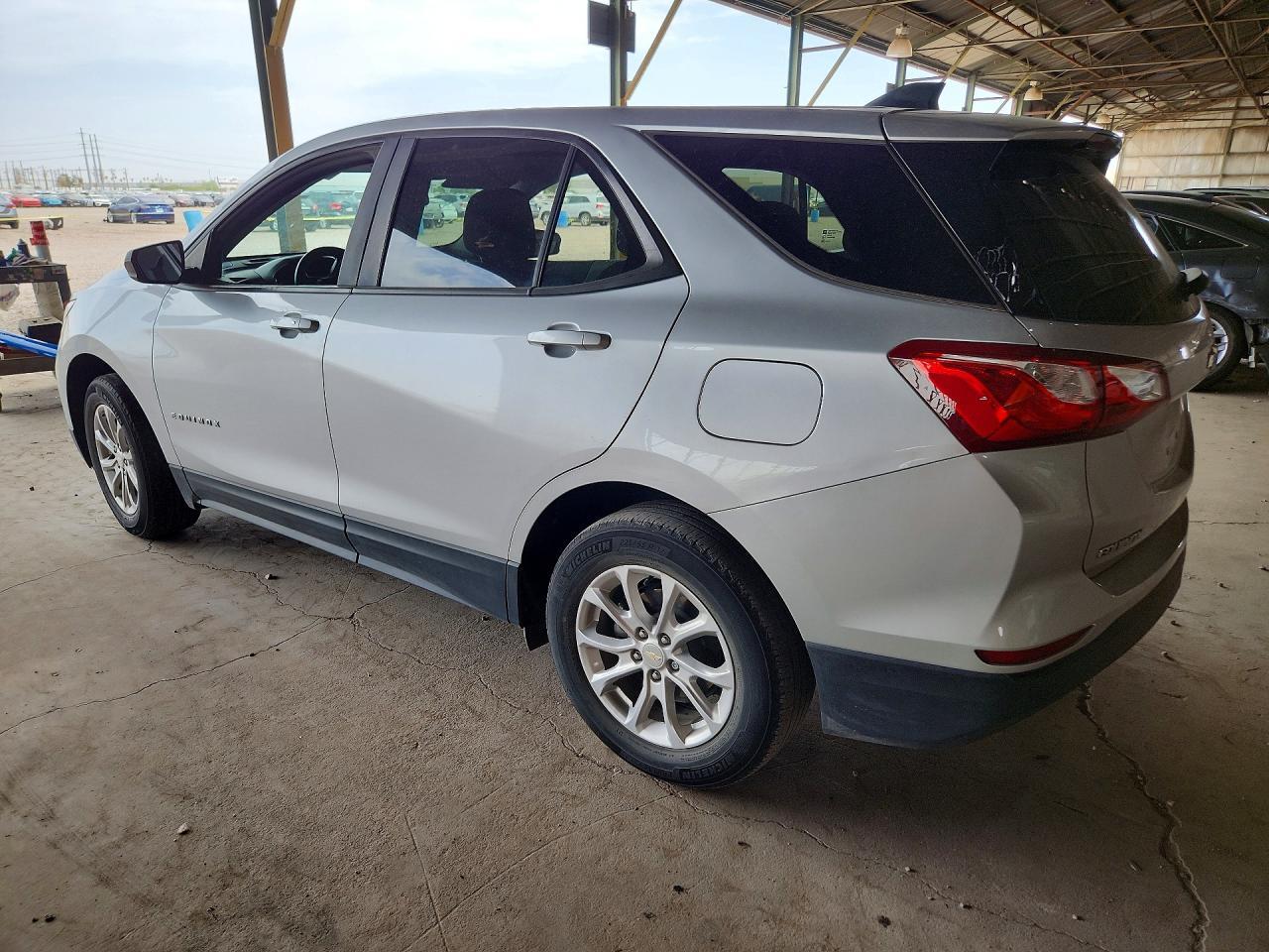 2021 Chevrolet Equinox Ls - Фото 2