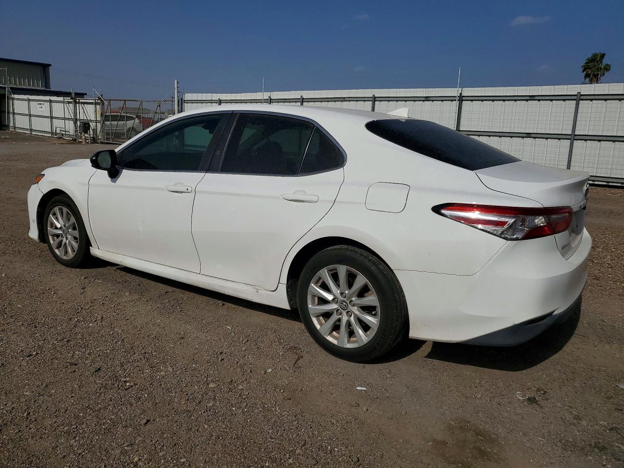 2020 Toyota Camry Le - Фото 2