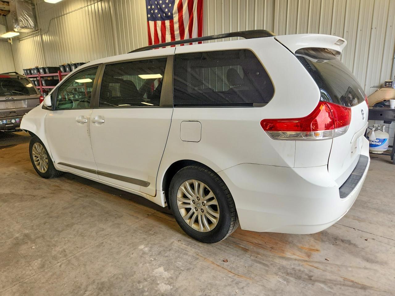 2011 Toyota Sienna Xle 8-Passenger - Фото 2