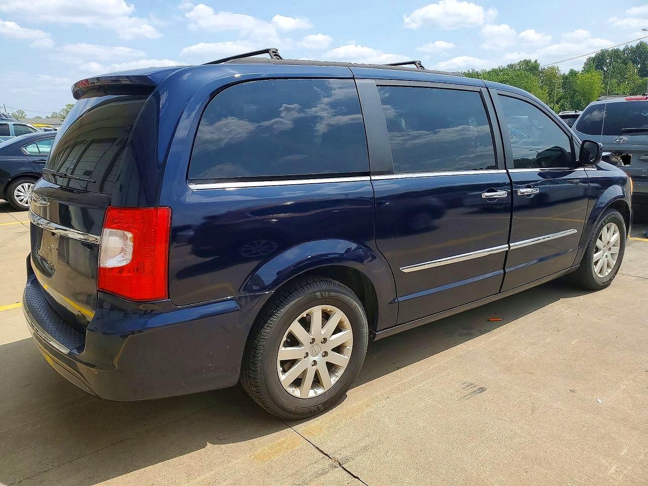 2016 Chrysler Town & Country Touring - Фото 3