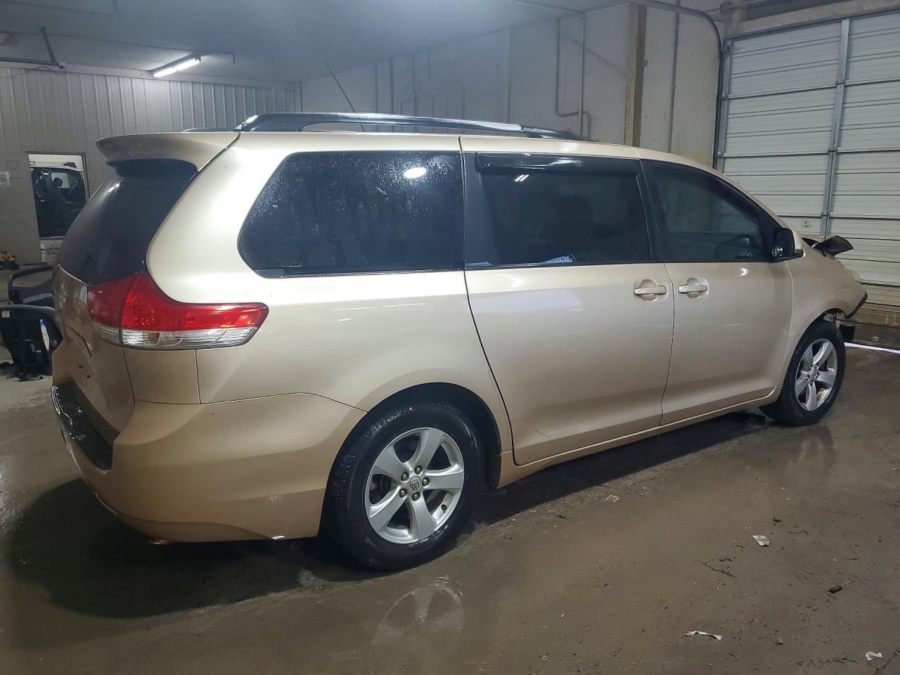 2013 Toyota Sienna Le - Image 3