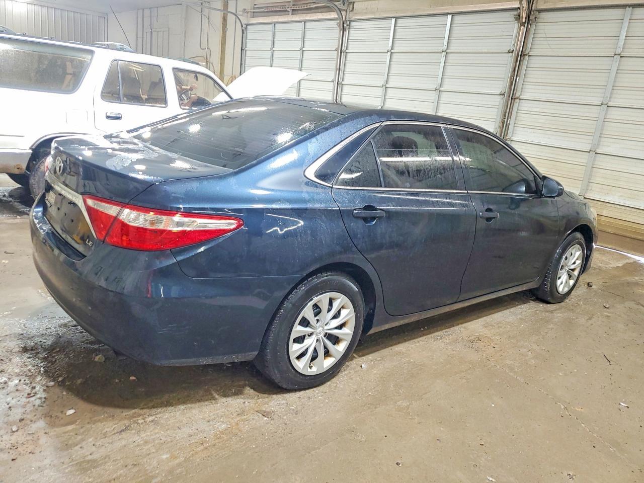 2015 Toyota Camry Le - Фото 3