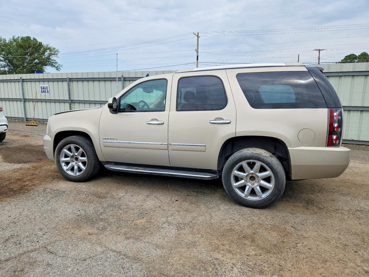 2011 GMC Yukon Denali - Image 2