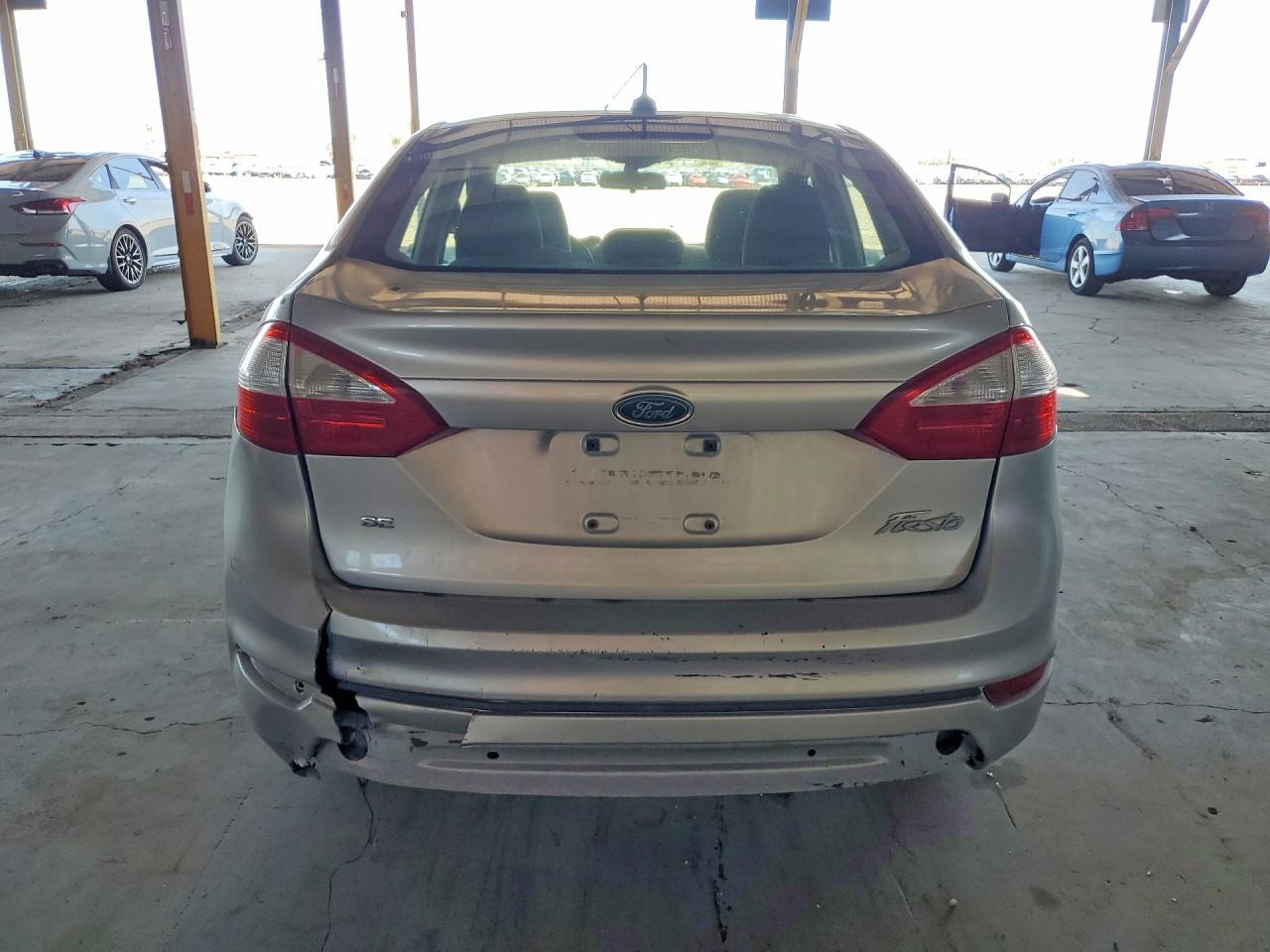 2015 Ford Fiesta Se - Фото 6