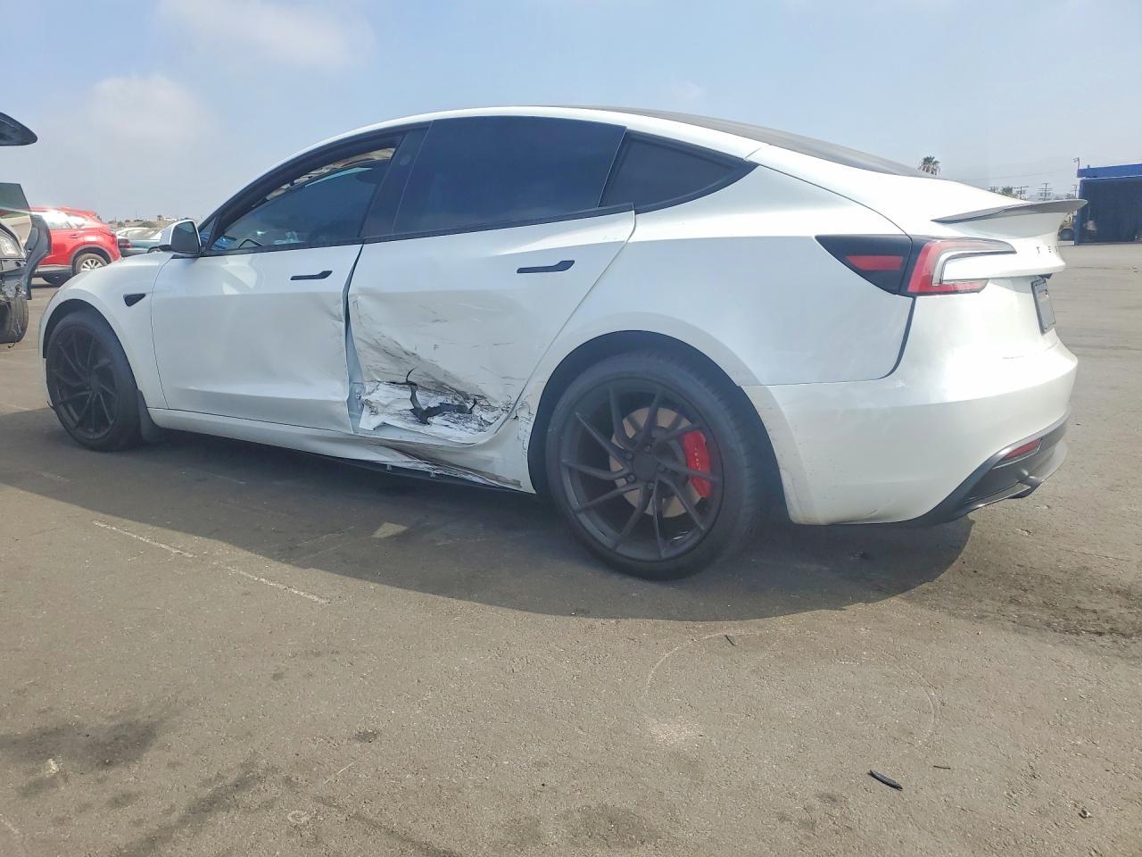 2026 Tesla Model 3 - Фото 2