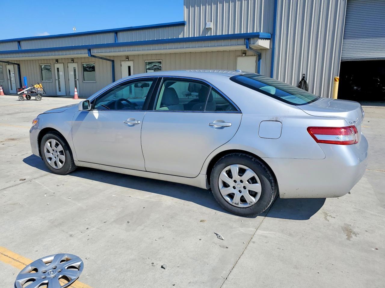 2011 Toyota Camry Le - Фото 2