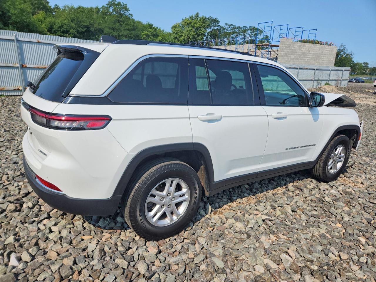 2022 Jeep Grand Cherokee Laredo - Image 3