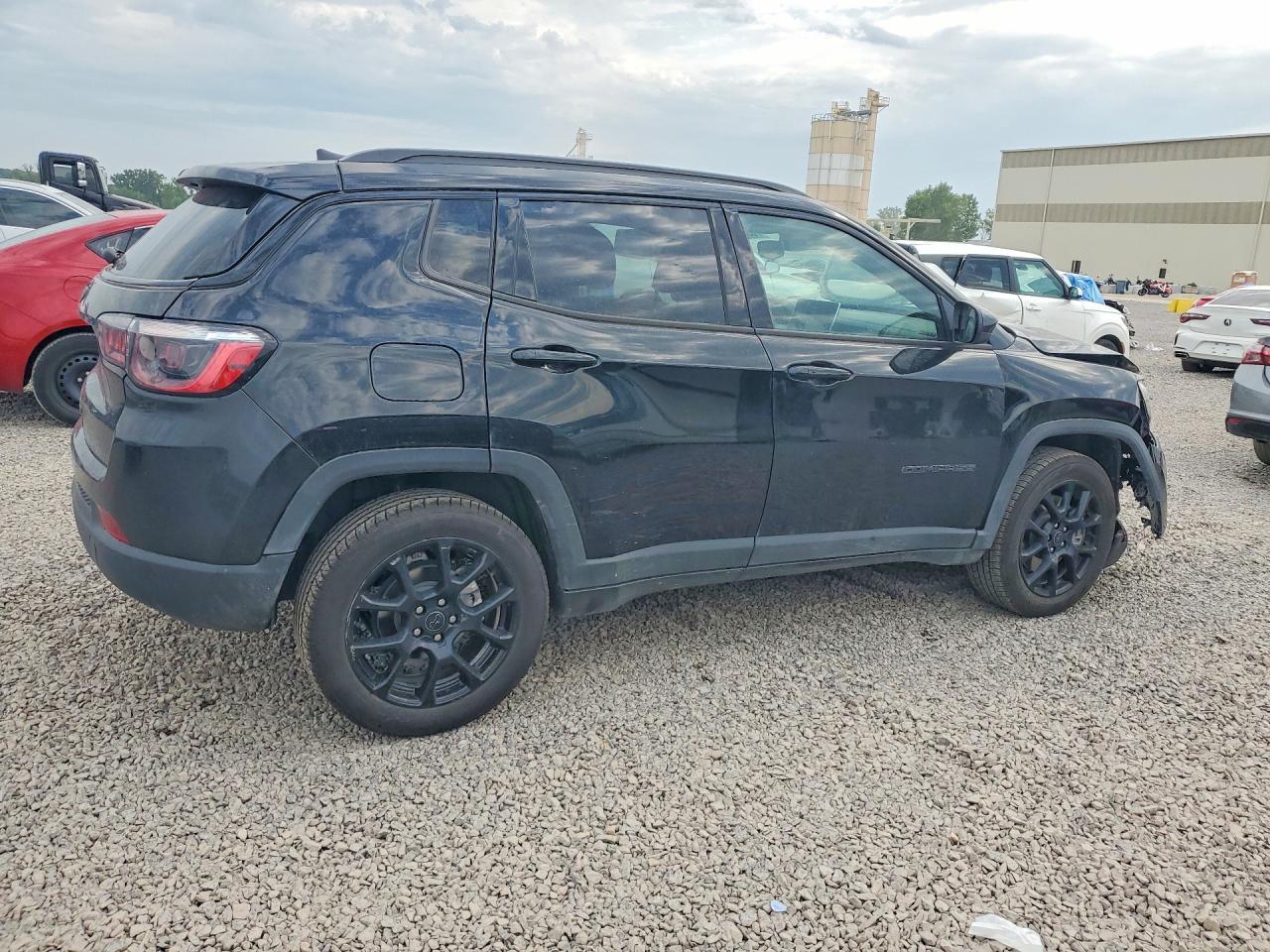 2025 Jeep Compass Latitude - Image 3