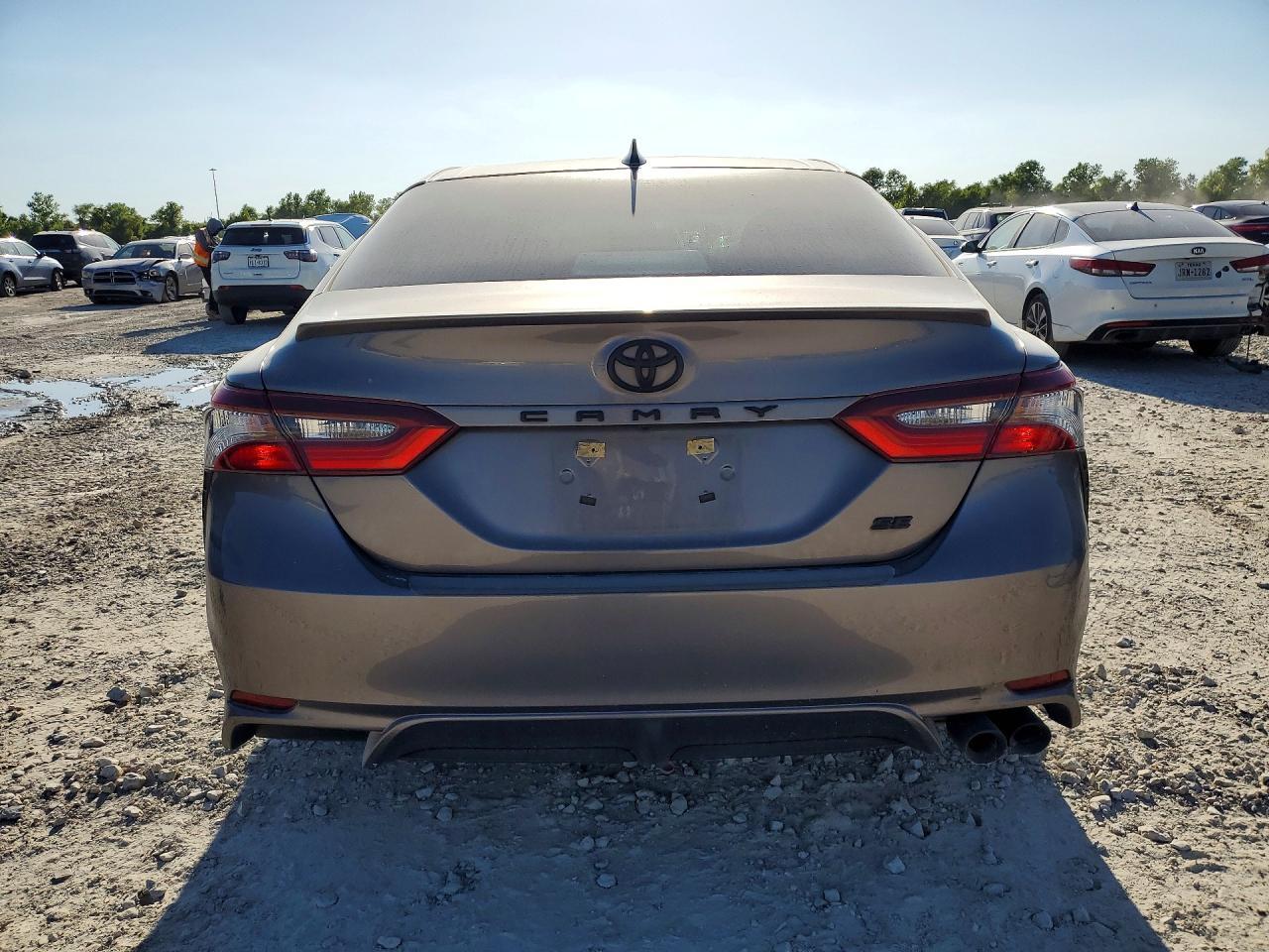 2022 Toyota Camry Se - Image 6
