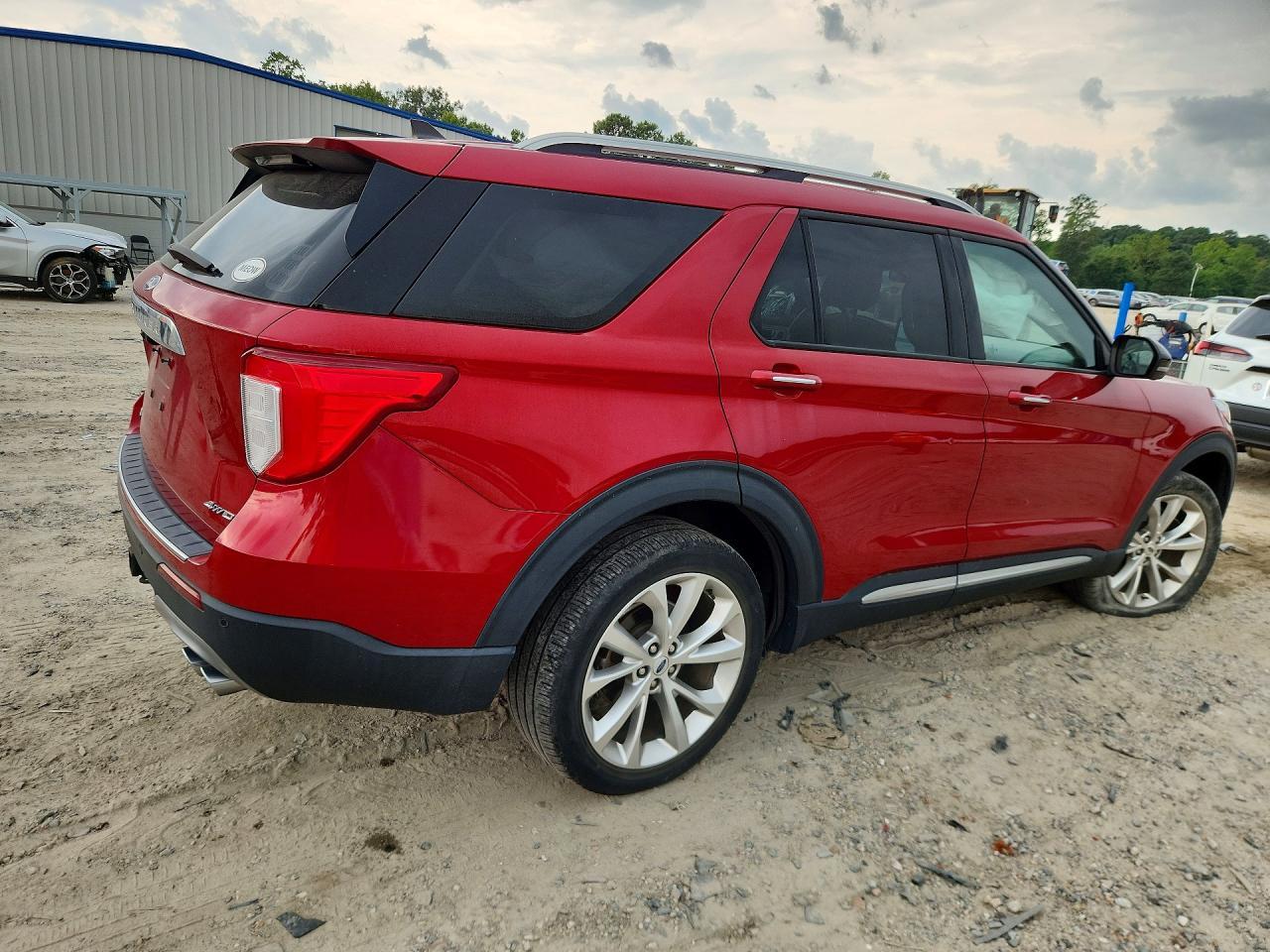 2023 Ford Explorer Platinum - Image 3