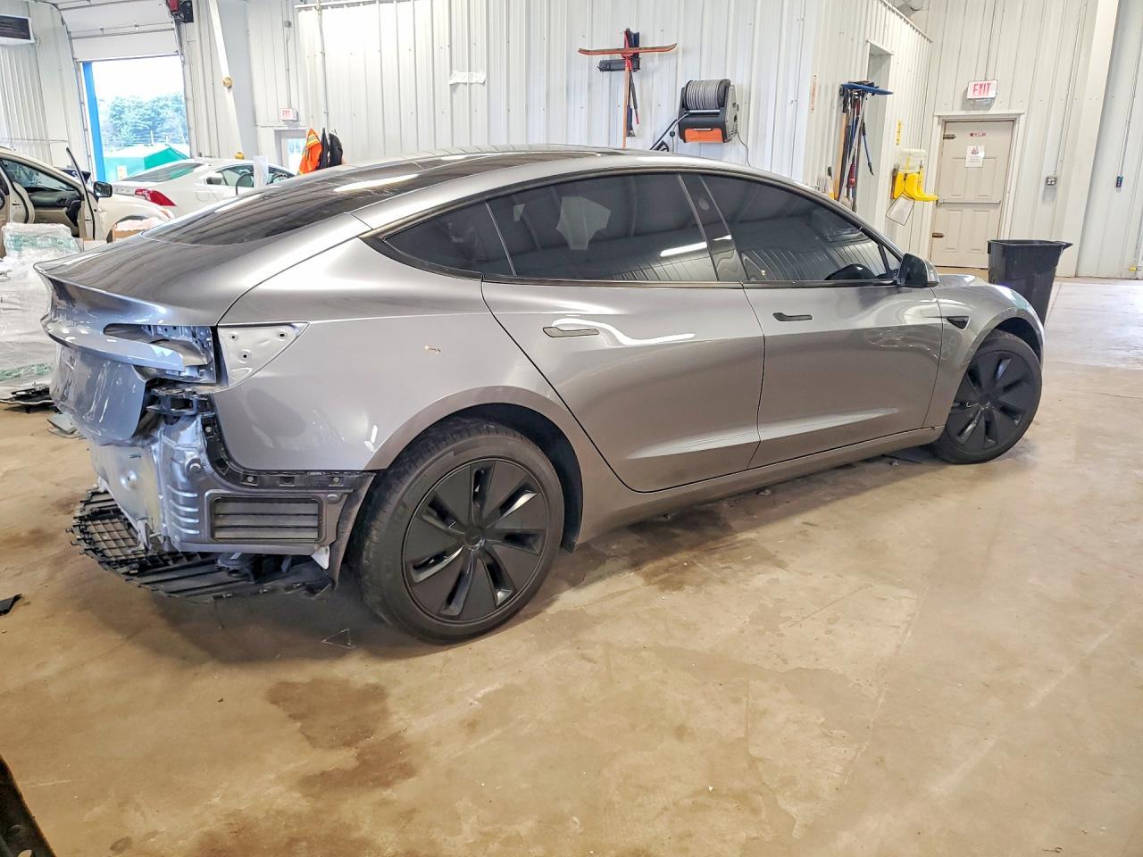 2025 Tesla Model 3 - Фото 3