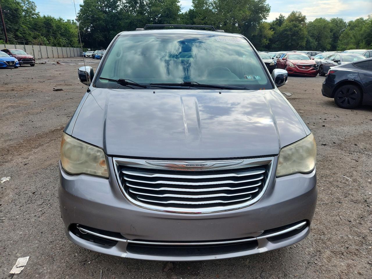 2014 Chrysler Town & Country Touring L - Image 5