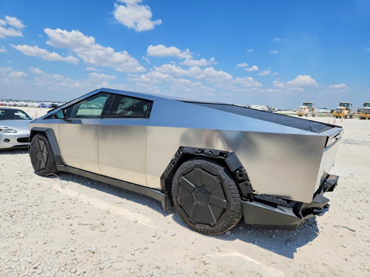 2025 Tesla Cybertruck - Фото 2