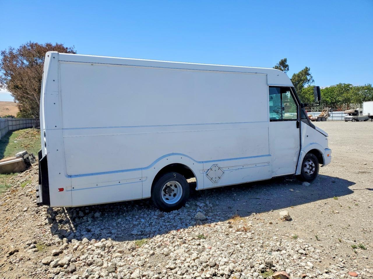 2013 Isuzu Npr Hd Delivery Truck - Image 3
