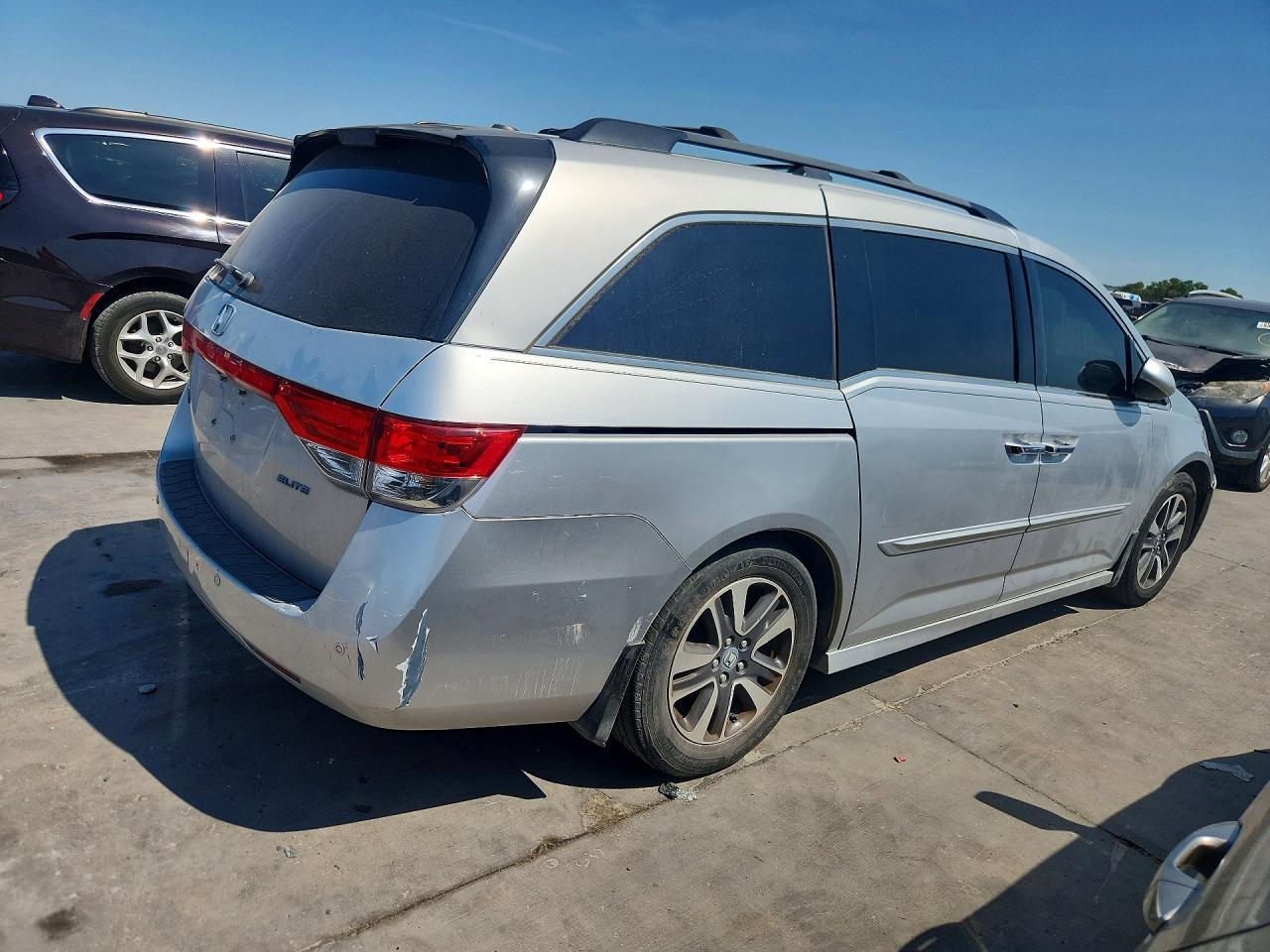2015 Honda Odyssey Touring - Image 3