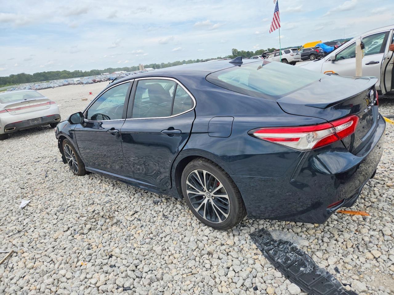 2019 Toyota Camry Se - Фото 2