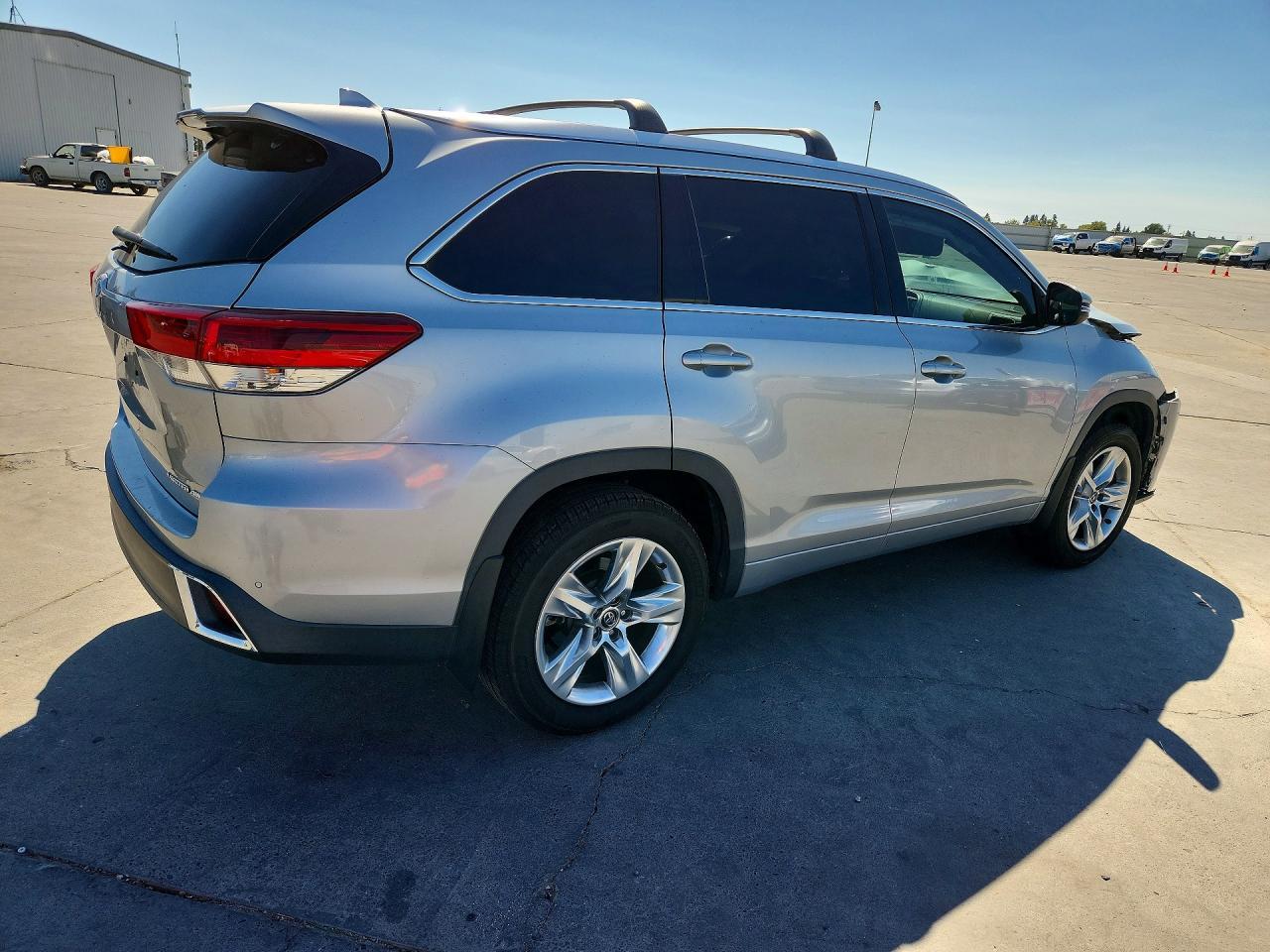 2018 Toyota Highlander Limited Platinum - Image 3