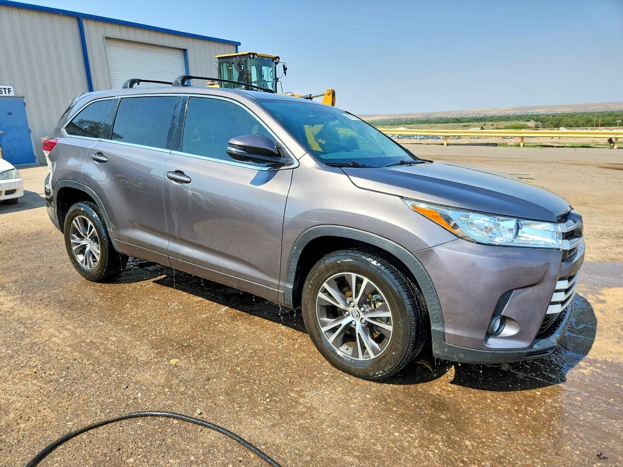 2017 Toyota Highlander Le Plus - Image 4